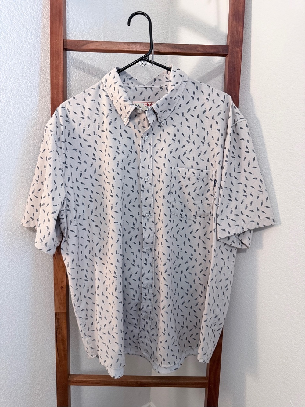 Huk Men’s Short-Sleeve Button-Up Fishing Shirt in Light Beige Lure Print XL